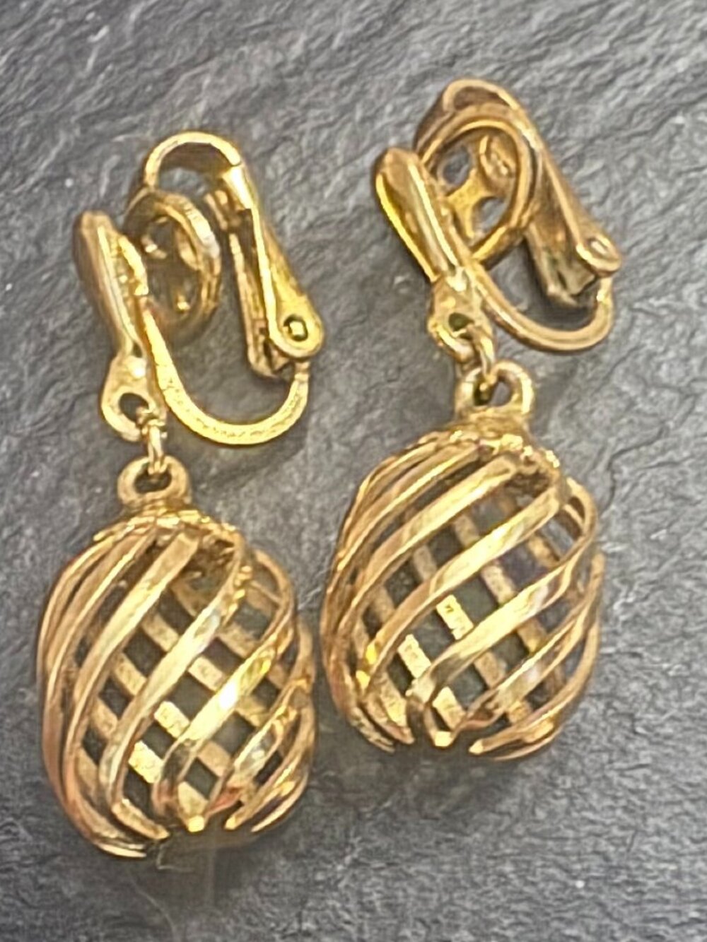 Vintage Crown Trifari Gold Tone Openwork Hollow Cage Drop Clip On Earrings